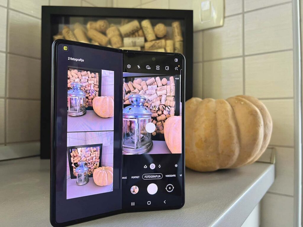 Samsung Fold 3 telefon ima 5 kamera Široki ekran omogućava pregled uslikanih fotografija za vrijeme slikanja Fotografija financaba