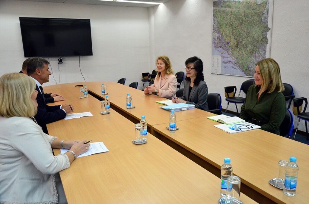 Sastanak premijera Fadila Novalića i ministrice Jelke Miličević s direktoricom Svjetske banke za Zapadni Balkan Xiaoqing Yu (izvor Vlada FBiH)