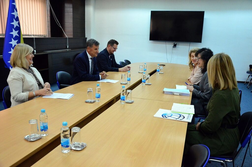 Sastanak premijera Fadila Novalića i ministrice Jelke Miličević s direktoricom Svjetske banke za Zapadni Balkan Xiaoqing Yu (izvor Vlada FBiH)