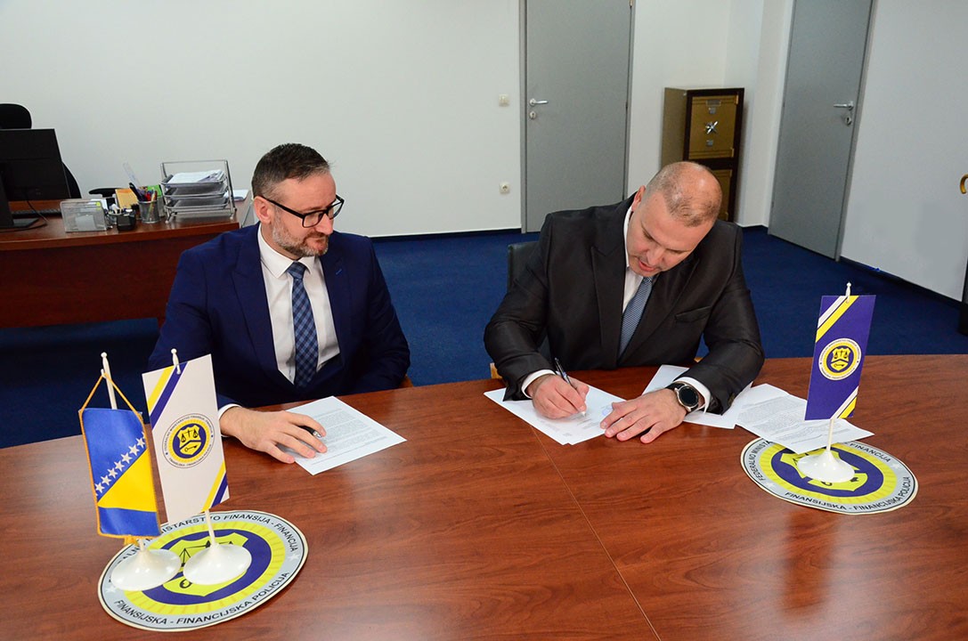 Amel Tapalović i Vedad Duraković potpisuju memorandum