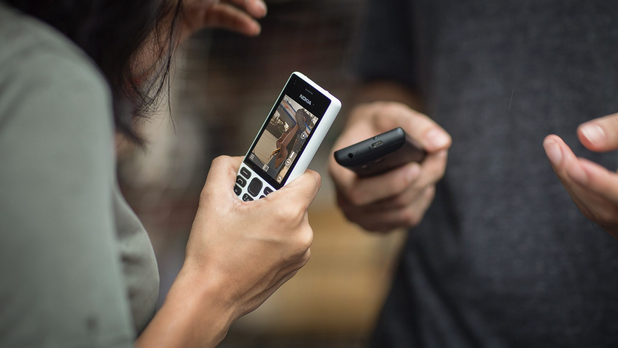 Glupi telefoni postaju trend među mladima u Americi