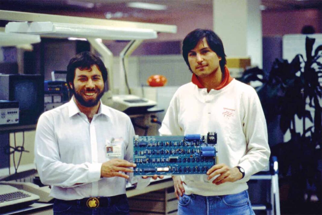 Steve Wozniak i Steve Jobs s prvim Apple računalom
