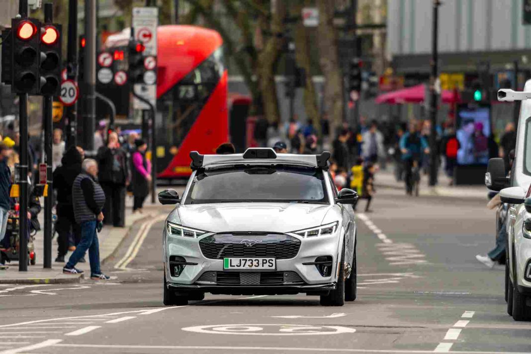 Robotaksiji u Londonu stižu, ali entuzijazam izostaje