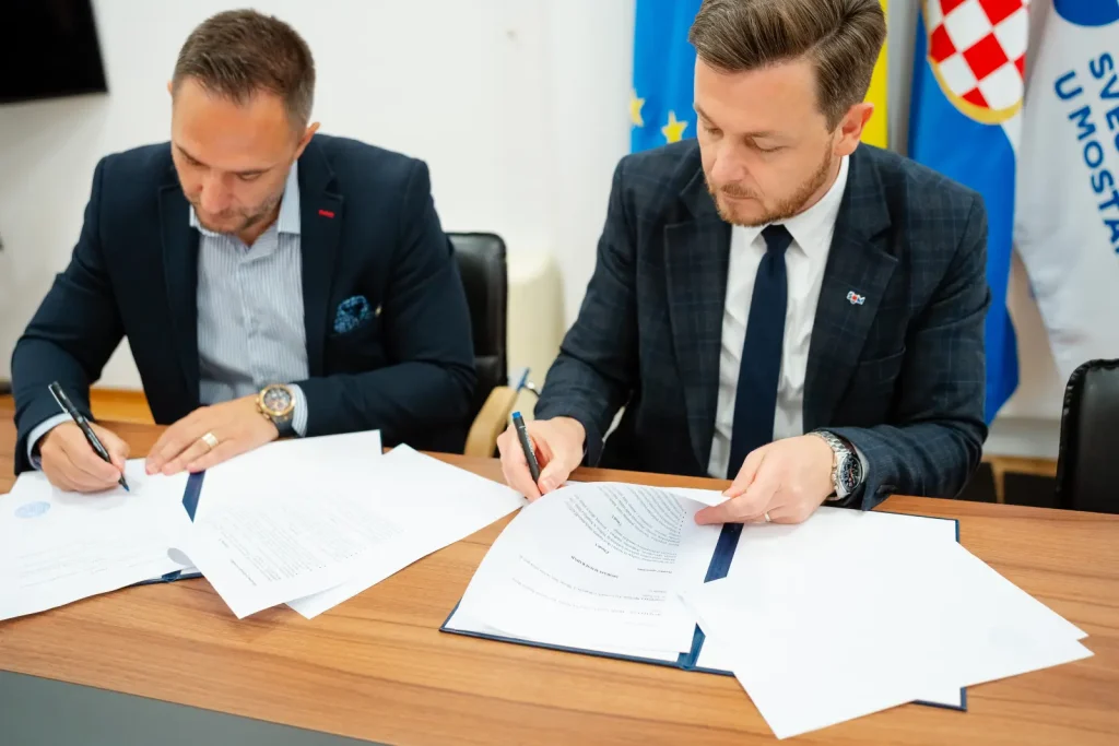 Darijo Pandžić i prof. dr. sc. Marko Odak, prorektor za znanost Sveučilišta u Mostaru potpisuju memorandum o suradnji