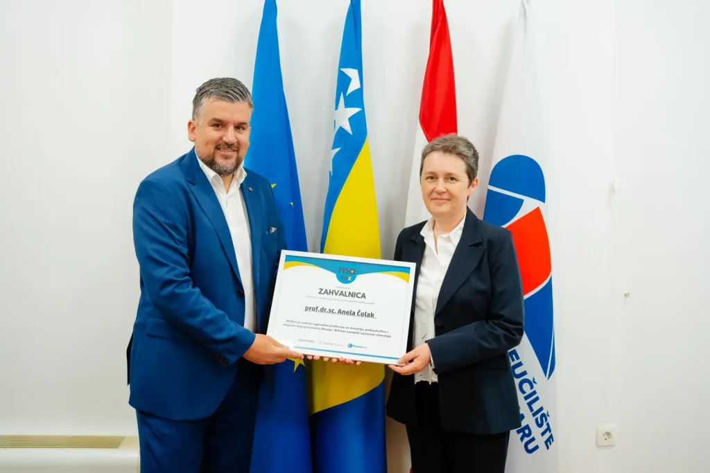 Davor Vidačak uručuje zahvalnicu prof. dr. sc. Anela Čolak, dekanica Ekonomskog fakulteta Sveučilišta u Mostaru