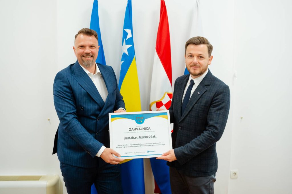 Dubravko Šimić uručuje zahvalnicu prof. dr. sc. Marku Odaku