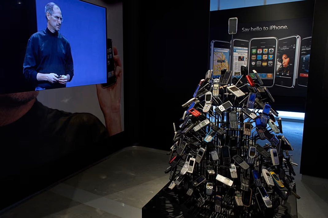 Telefoni i video bivšeg izvršnog direktora Applea Stevea Jobsa mogu se vidjeti u novom Appleovom muzeju; Izvor: AP Photo