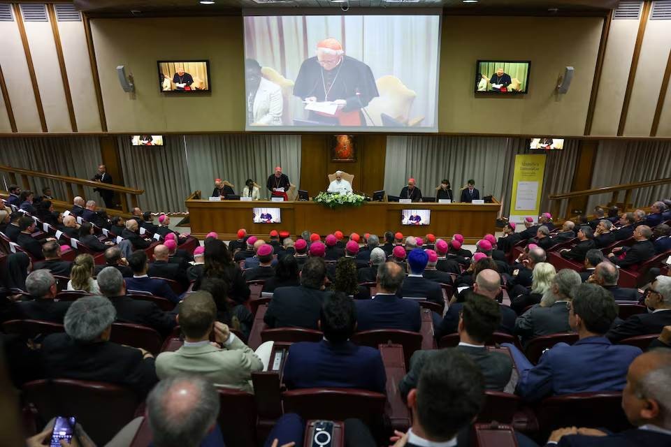 Državni tajnik Vatikana kardinal Pietro Parolin govori uz Papu Lea XIV tijekom predstavljanja “Magnifica Humanitas”, prve papine enciklike posvećene usponu umjetne inteligencije, u dvorani Aula Nuova del Sinodo u Vatikanu.