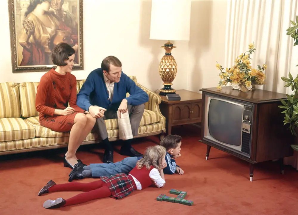 Tradicionalna TV i obitelj koja prati program