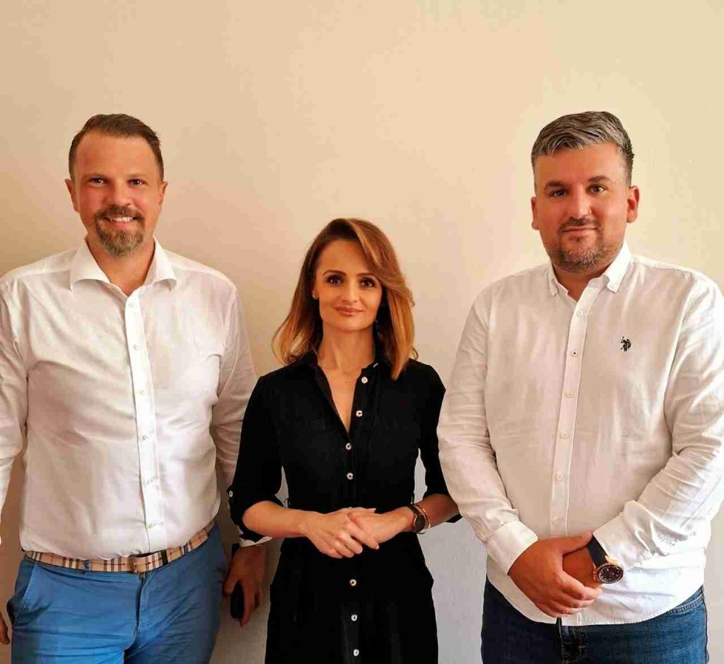 Voditeljica Zaklade Svjetlo nade, Antonela Vučić i organizatori MoBizz konferencije Dubravko Šimić i Davor Vidačak
