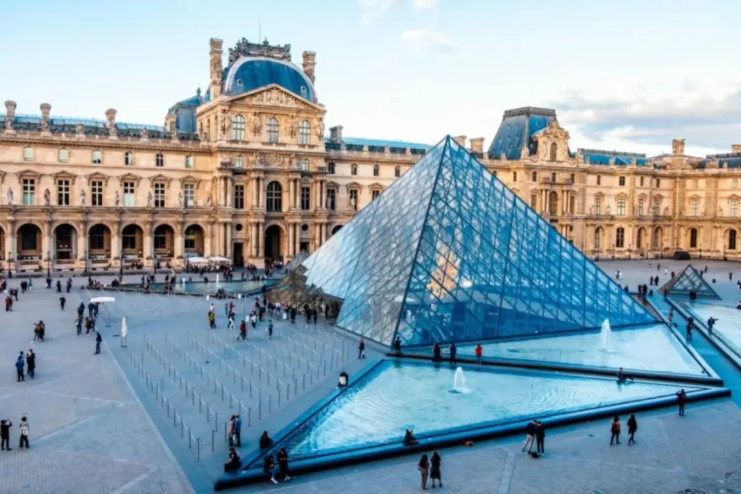 Louvre muzej u Parizu